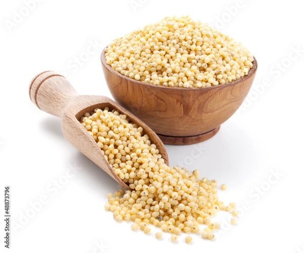 Obraz proso w drewnianej misce na białym tle