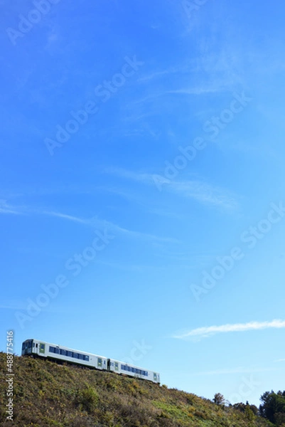 Obraz 築堤を走る小海線キハ110系気動車