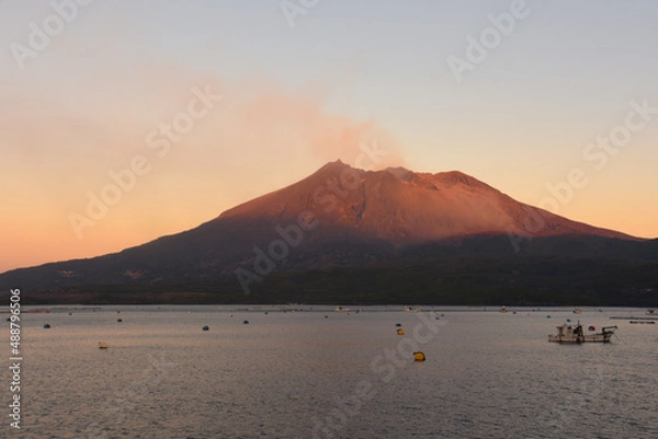 Fototapeta 朝日を浴びる垂水市海潟から見た桜島