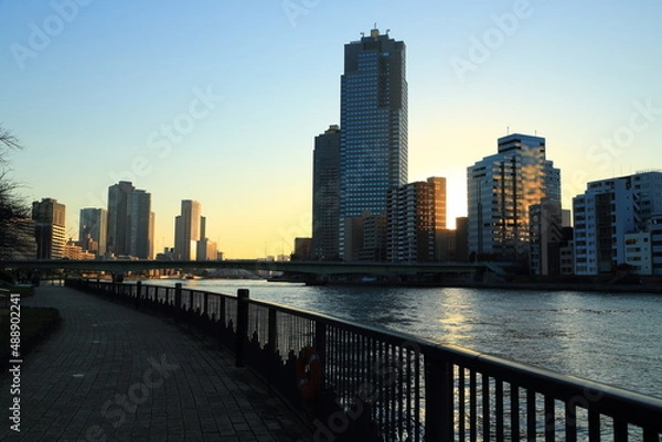 Fototapeta 静かな隅田川テラスと高層ビル群の夕景