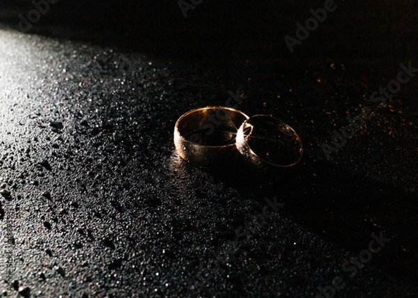 Obraz wedding rings water drops