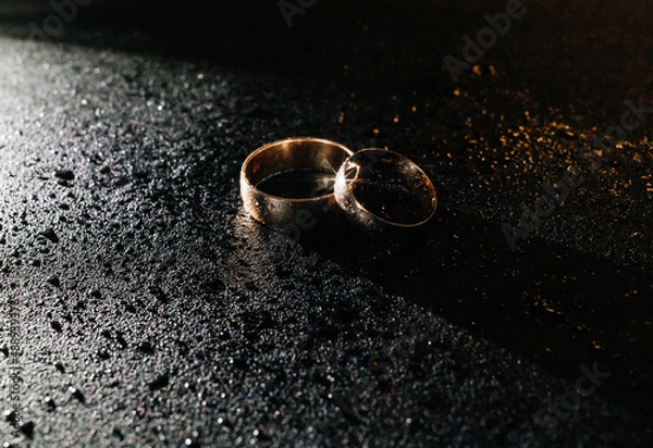 Obraz wedding rings water drops