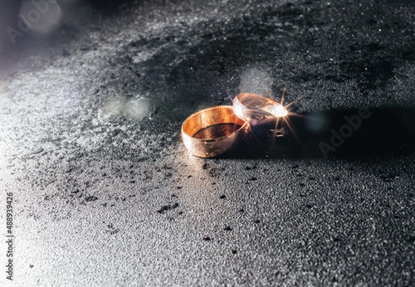 Obraz wedding rings water drops