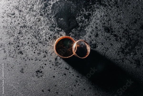 Obraz wedding rings water drops