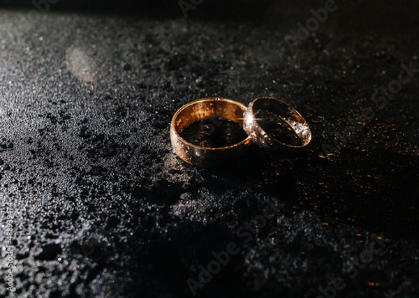 Obraz wedding rings water drops