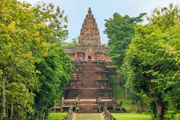 Fototapeta Prasat Phanom GHNG View z pierwszej platformy krzyżowej w Phanom Rung Historical Park. Jest to hinduska świątynia imperium khmerów i położona w prowincji Buriram, regionie Isan w Tajlandii w Azji.