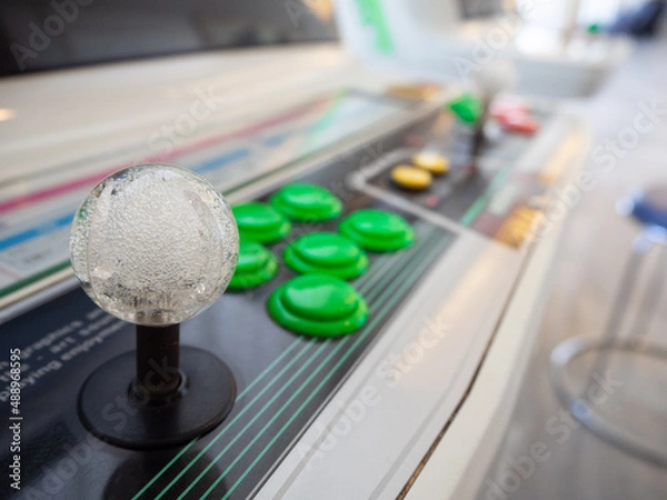 Obraz 新型コロナウイルスのため遊ぶ人が少なくなってしまったゲームセンターのスロットやパチンコ