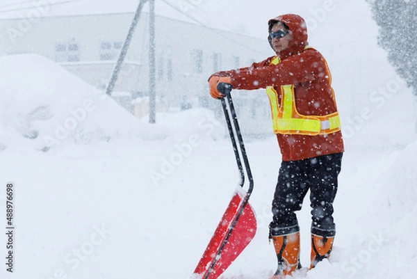 Fototapeta 冬に雪寄せ作業をしている男性　スノーダンプ