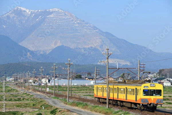 Obraz 三岐鉄道のローカル電車と藤原岳