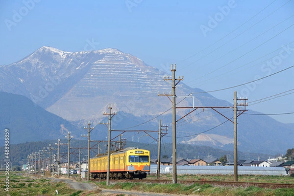 Obraz 藤原岳を背景に走る三岐鉄道のローカル電車