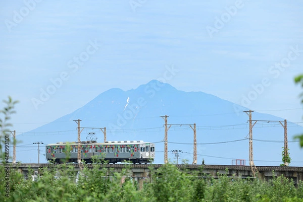Obraz 岩木山を背景に走る弘南鉄道のローカル電車