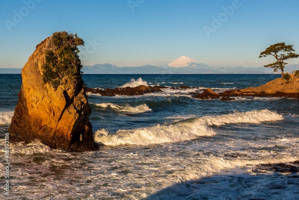 Obraz 横須賀市秋谷立石公園から荒波洗われる岩礁と朝の富士山