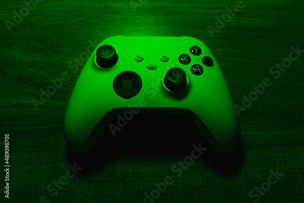 Fototapeta controle de video game com luz verde neon