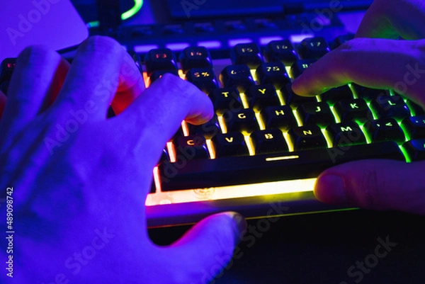 Fototapeta teclado gamer programador jogos mão digitando no teclado rgb verde colorido programando