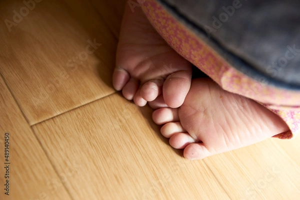 Obraz 足・指・正座・足元・子供・足の裏・両足・アップ