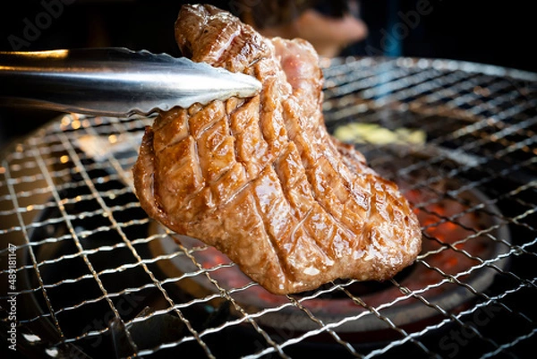 Obraz ロースターで焼くジューシーな高級焼肉黒毛和牛【厚切り牛タン】