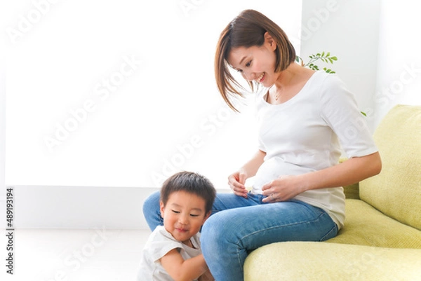 Fototapeta 自宅で遊ぶ子どもとお母さん