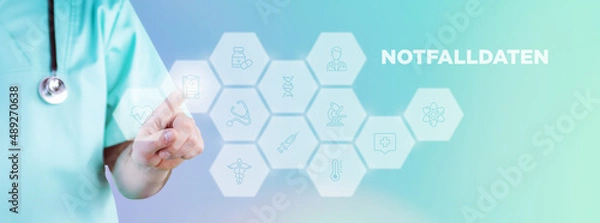 Fototapeta Elektronische Notfalldaten (Patientendaten). Männlicher Arzt zeigt mit Finger auf digitales Hologramm aus Icons. Text mit medizinischen Begriff. Konzept für Digitalisierung in der Medizin