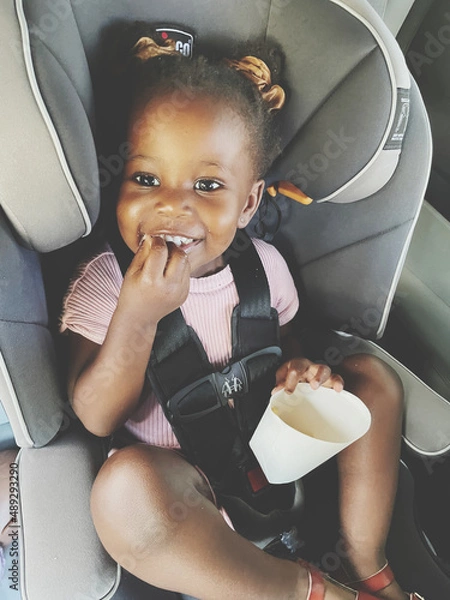 Obraz child eating pizza