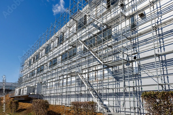 Fototapeta ビルの外壁工事のための足場