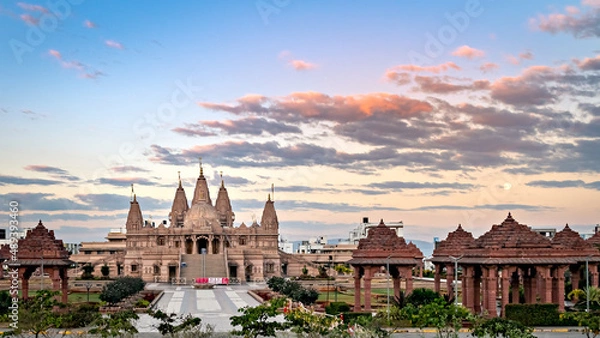 Obraz Beautiful colorful sky over Shree Swaminarayan temple in Pune, Maharashtra, India
