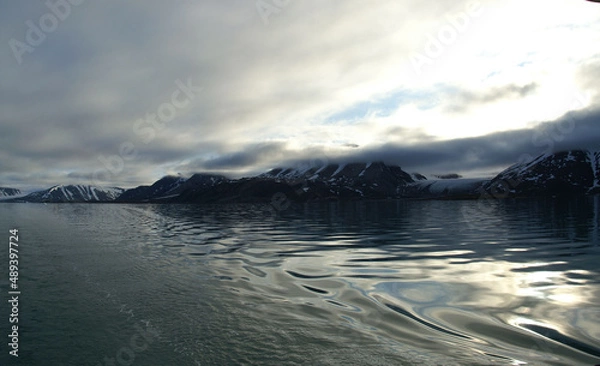 Obraz malownicze ośnieżone góry odbijające się w tafli wody w regionie svalbard na arktyce