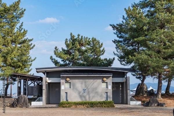 Fototapeta 公園内の公衆トイレ