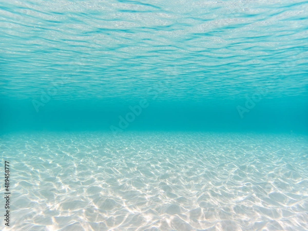 Obraz 海中から見たコバルトブルーの海と砂と光