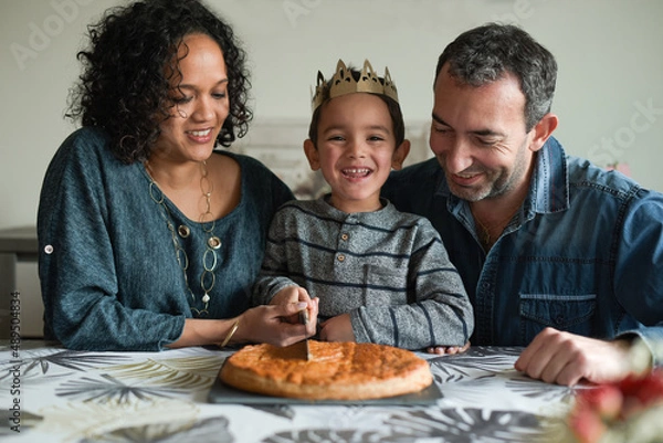 Obraz Family in front of a king cake