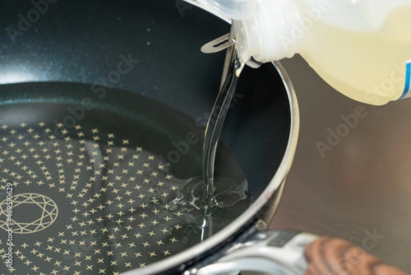 Obraz フライパンに油を注ぐ様子