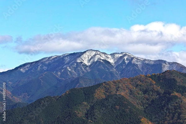Fototapeta 秋の終わりと山頂に積もる雪