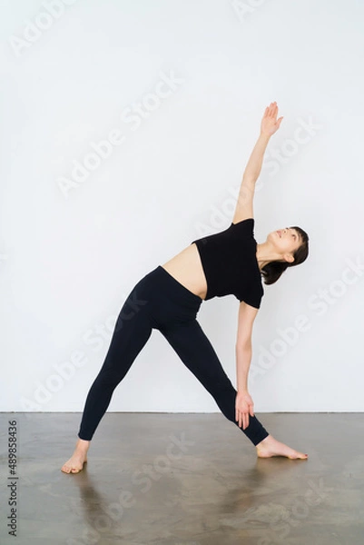 Fototapeta ヨガ（三角のポーズ）をする女性