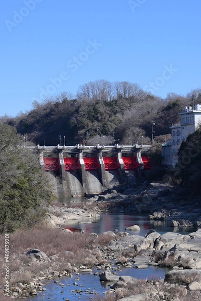Fototapeta 青空と赤いダム