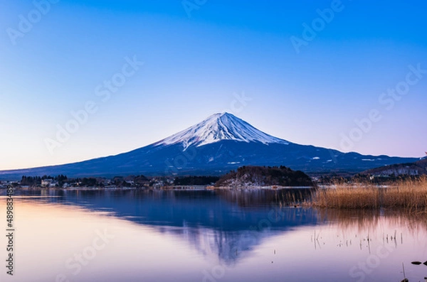 Fototapeta 河口湖から眺める朝焼けの富士山　冬景