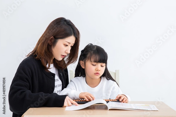 Obraz そろばん学習する母と娘　homework