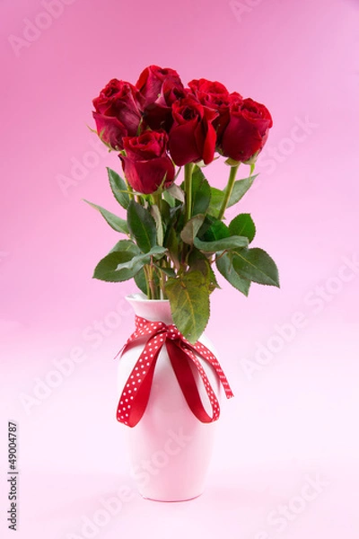 Obraz Red roses in white vase with ribbon