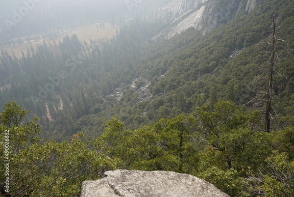 Fototapeta ヨセミテ国立公園　アッパーヨセミテフォールズトレイルからの景色