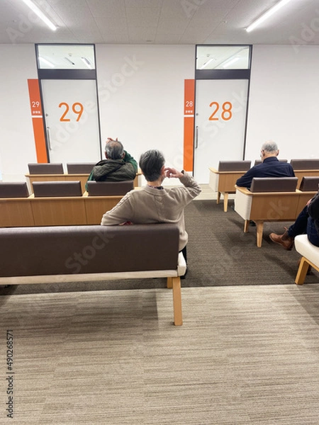 Obraz 病院の待合室で順番を待つ患者
