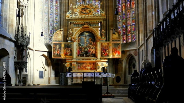 Fototapeta schöner Blick zum Hochaltar mit buntem Altarbild  und Fenstern der ev. Stadtkirche St. Dionys in Esslingen