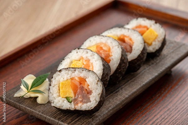 Fototapeta 	皿に盛った巻き寿司　海鮮巻