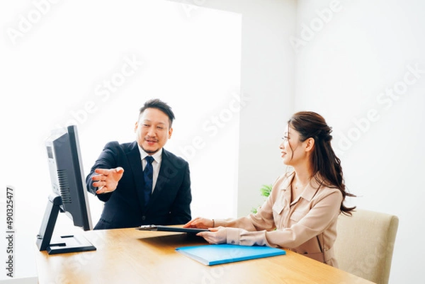 Fototapeta オフィスで仕事をする2人のビジネスパーソン