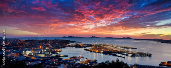 Fototapeta Vista general de Vigo al atardecer con la ciudad y el puerto en primer término y las Islas Cíes de fondo con un increíble cielo de nubes en tonos anaranjados