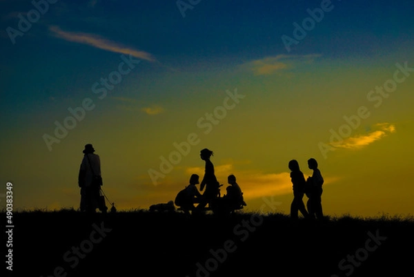 Fototapeta 夕暮れの丘と人々のシルエット