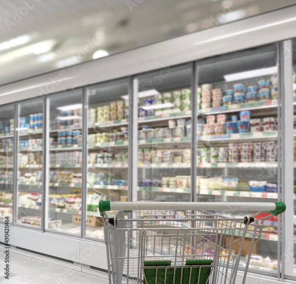 Fototapeta empty grocery cart in an empty supermarket