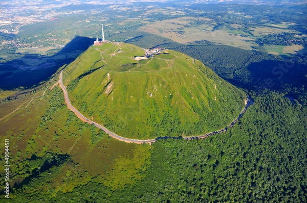 Obraz Widok z lotu ptaka na Puy de Dome i park wulkanów Auvergne