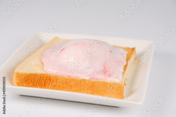 Fototapeta いちごアイスを乗せたトーストパン
