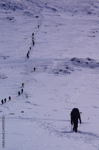 Fototapeta 雪山で戦う男