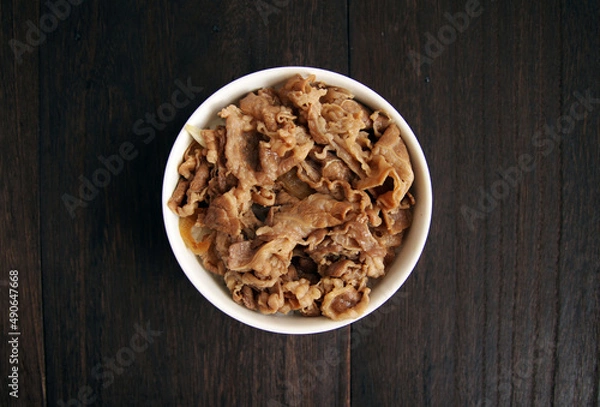 Obraz 木製テーブルに置かれた牛丼