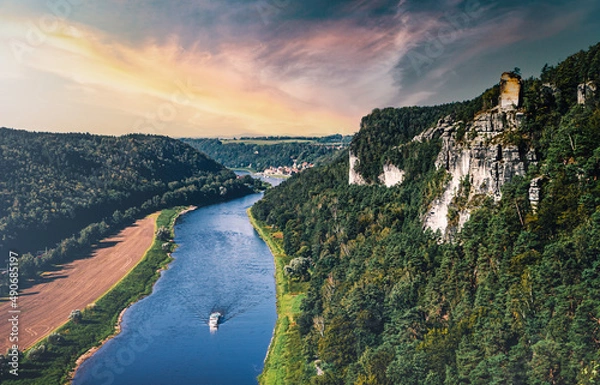 Fototapeta Zwischen Felsen und Sandsteinen. Bizarre Felsformen an der Elbe südöstlich von Dresden am Osterzgebirge. Bad Schandau Kurort