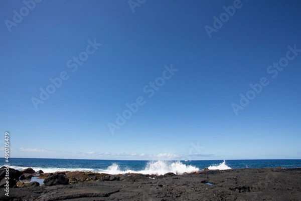 Obraz ハワイ島コナ国際空港近くの岩場の海岸に打ち付ける北太平洋の荒々しい波を遠目に見る